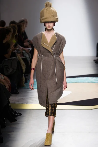 Look 18